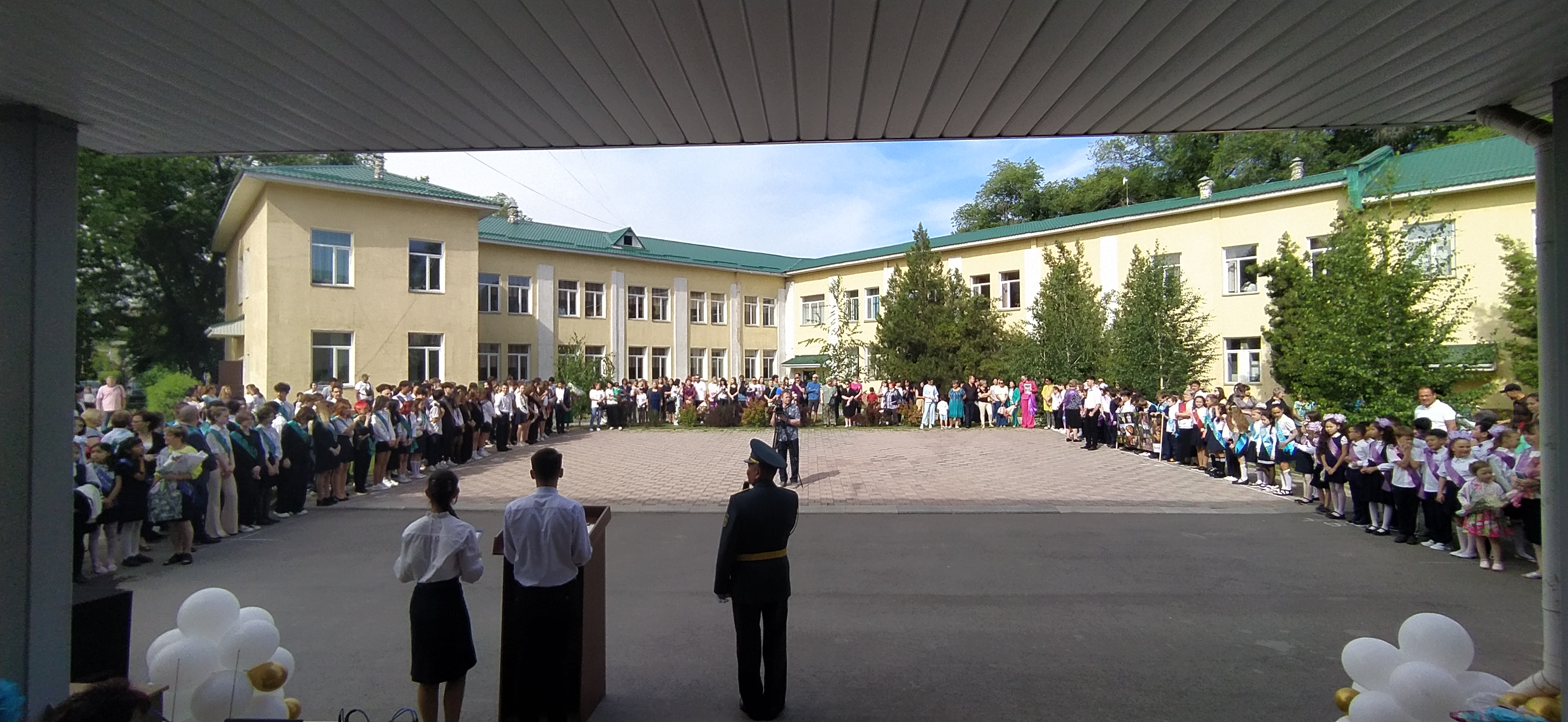 Соңғы қоңырау соғылады. Звени Последний звонок