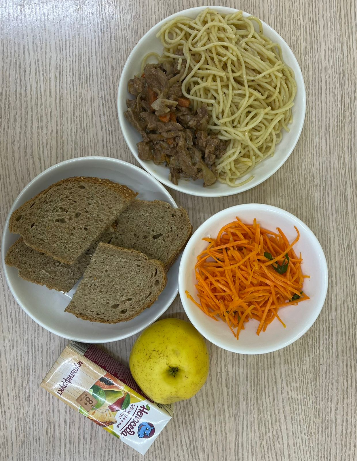Меню: мясо с овощами. Гарнир: спагетти отварные
