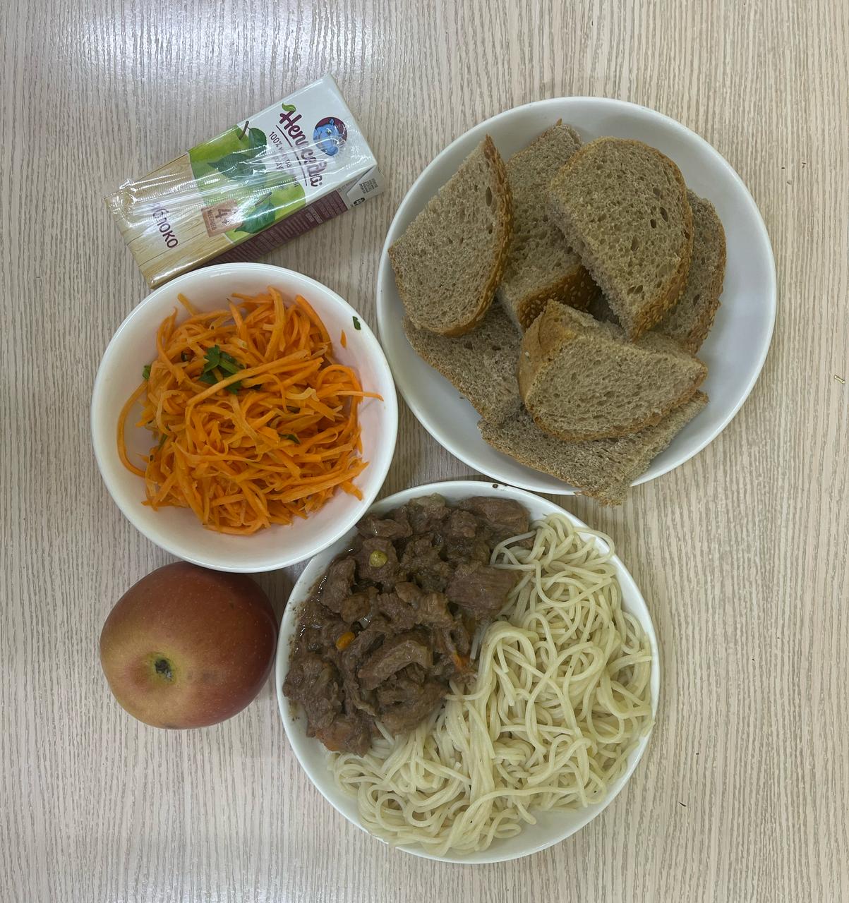 Меню: Мясо с овощами. Гарнир: спагетти отварные